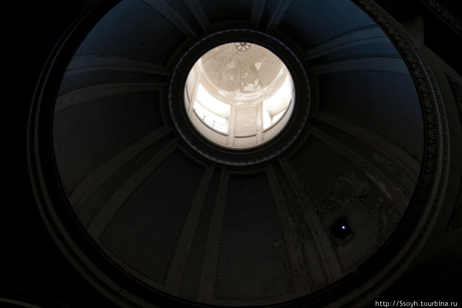 Cattedrale di Vergine Assunta на фото выше. Внутри есть такая забавная штука: солнечные часы. В куполе маленькая дырочка: Палермо, Италия