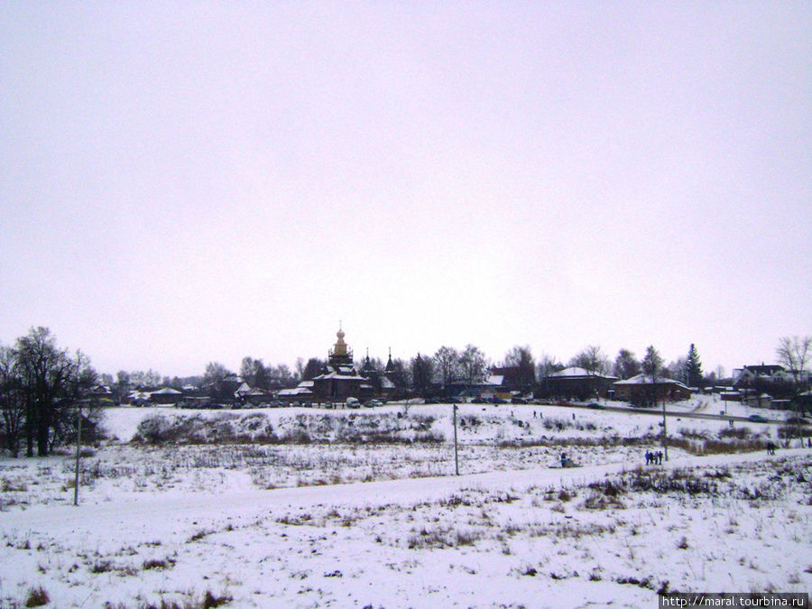 Вид с кремлёвского вала на Музей деревянного зодчества Суздаль, Россия Вид с кремлёвского вала на Музей деревянного зодчества Суздаль, Россия