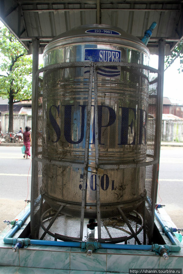 Бочка с питьевой водой Янгон, Мьянма