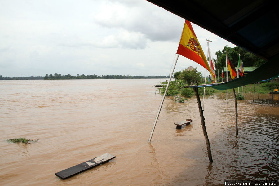 Лавочки в воде — сезон дождей Провинция Тямпасак, Лаос