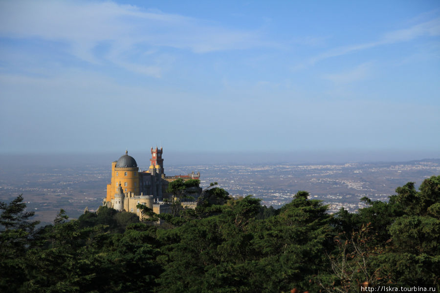 Оттуда же — самый туристический вид на дворец  Пена — для открыток. Синтра, Португалия