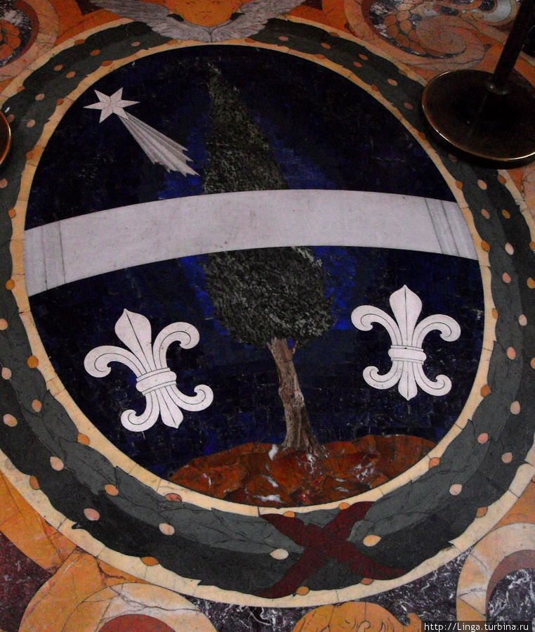 Мраморная мозаика с гербами пап на полу. Предмет особой гордости — комета Галлея, пролетавшая во время правления... Ватикан (столица), Ватикан