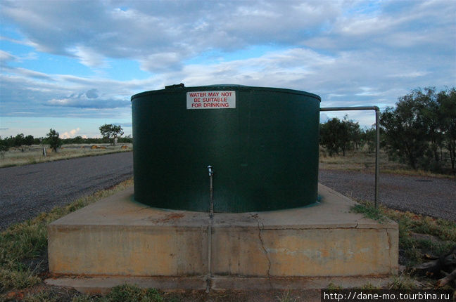 Ёмкость для воды у кемпинга: Эта вода может быть непригодна для питья Северная территория, Австралия