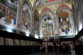 Под фресками под стеклом выставлены богослужебные манускрипты, книги псалмов, принадлежавшие Папе Пию II