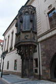 Замечательный эркер, принадлежащий Каролинуму — средневековому ядру Карлова университета, которое восходит к началу XIV века. В настоящее время в зданиях располагается административный корпус университета.