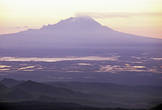Вид на Шивелуч со склонов Ключевского вулкана. Внизу долина реки Камчатки.