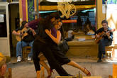 Основная фишка здесь — аргентинское танго. На этом строится вся туристическая притягательность Каминито. Впрочем, эта тема популярна и в других частях города.