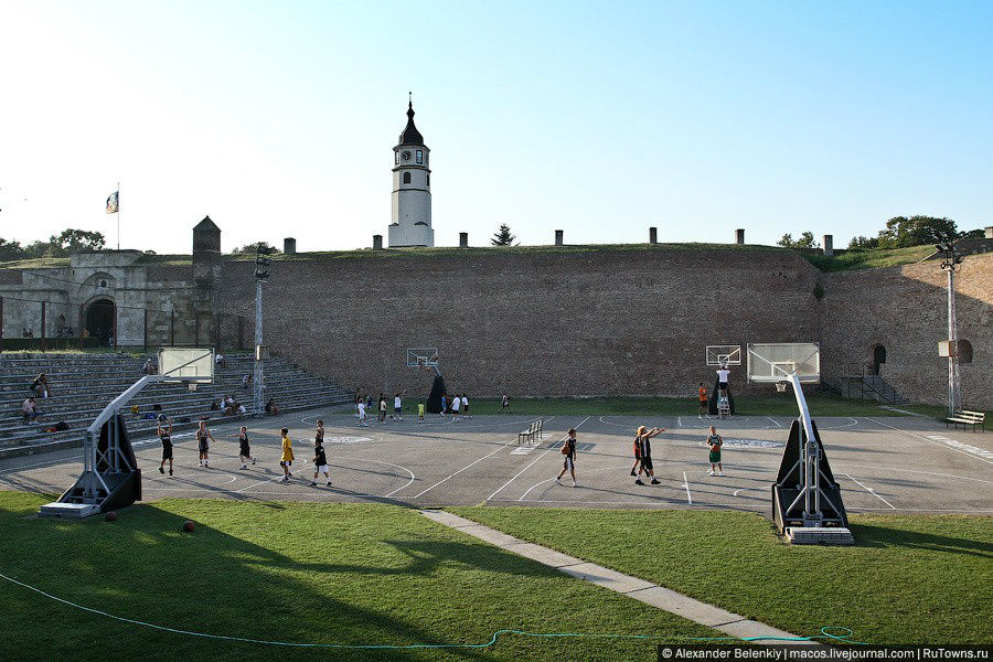 Крепость Калемегдан, возвыщающася над двумя реками — Савой и Дунаем, которые сливаются как раз примерно в этом месте. Белград, Сербия