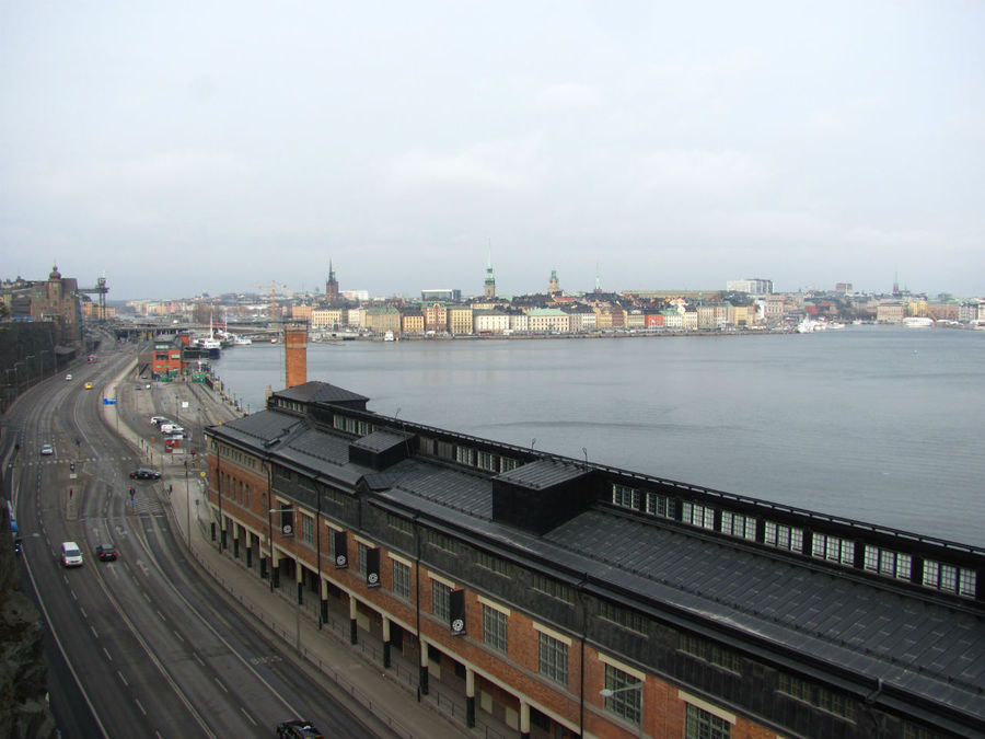 с улицы Fjällgatan открывается отличный вид на город. Внизу — Музей фотографии. Стокгольм, Швеция