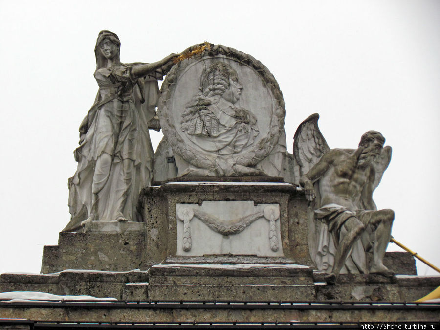 Во время возведения Арки внезапно 18 августа 1765 года умер австрийский эрцгерцог, и его с орденом Золотого Руна увековечили на вершине Инсбрук, Австрия