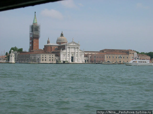Золотая голубятня у воды,
Ласковой и млеюще-зеленой;
Заметает ветерок соленый
Черных лодок узкие следы.
А.Ахматова. Золотая голубятня у воды,
Ласковой и млеюще-зеленой;
Заметает ветерок соленый
Черных лодок узкие следы.
А.Ахматова.