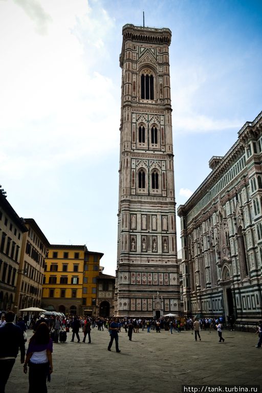 Высота колокольни 84 метра, именно со смотровой колокольни, открываются знаменитые виды на купол флорентийского собора и бескрайние вереницы черепичных крыш. 
Колокольня была построена в 1334-1359 гг., ее спроектировал и потом руководил работами Джотто, чье имя она и носит до сих пор. Флоренция, Италия