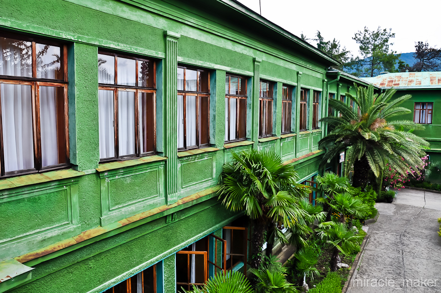 Цвет здания до сих пор остался ярко-зеленым, благодаря добавлению в цемент специальной краски. Сохранились даже оригинальные оконные рамы. Сочи, Россия