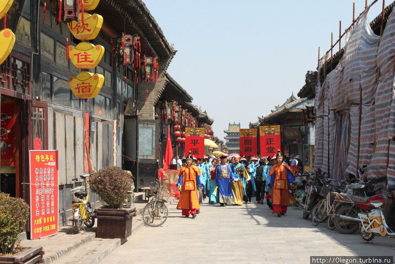 Шествие по городу в костюмах и нарядах Пинъяо, Китай