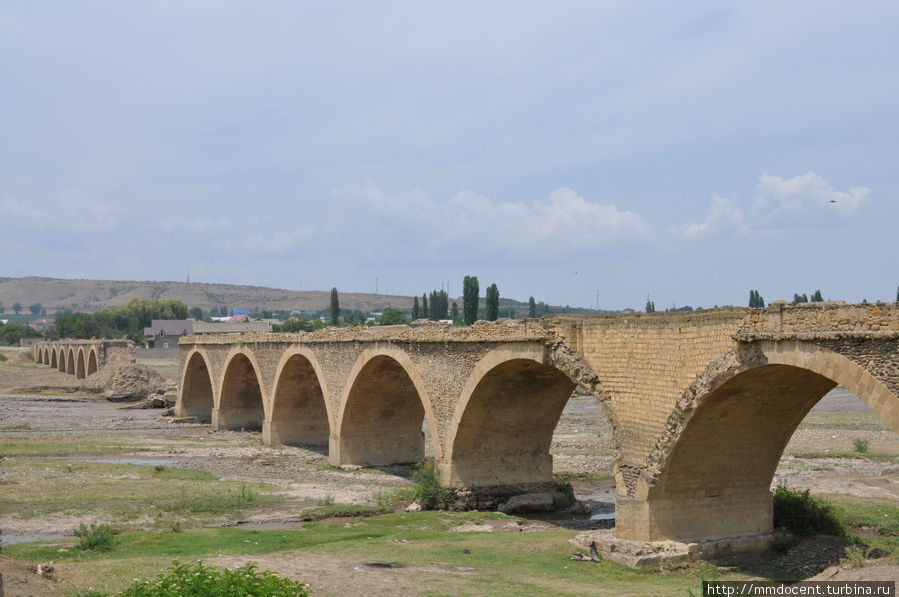 Мост построен в 19 веке, аналогичный, но не разрушенный до сих пор функционирует в Касумкенте Дагестан, Россия