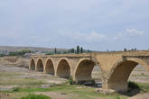 Мост построен в 19 веке, аналогичный, но не разрушенный до сих пор функционирует в Касумкенте