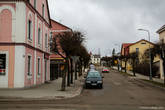 Типичная улочка Мадоны. У города американская планировка: в отличие от большинства старых городов Латвии, улицы, чаще всего, пересекаются под прямым углом.