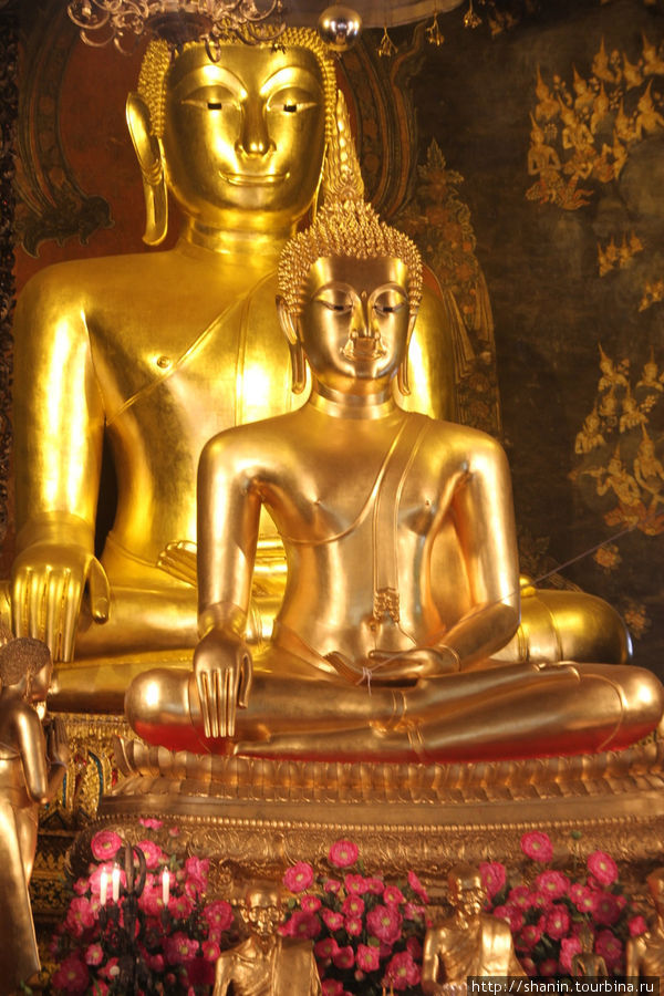 Золото и камень - статуи в монастыре Бовоннивет Бангкок, Таиланд