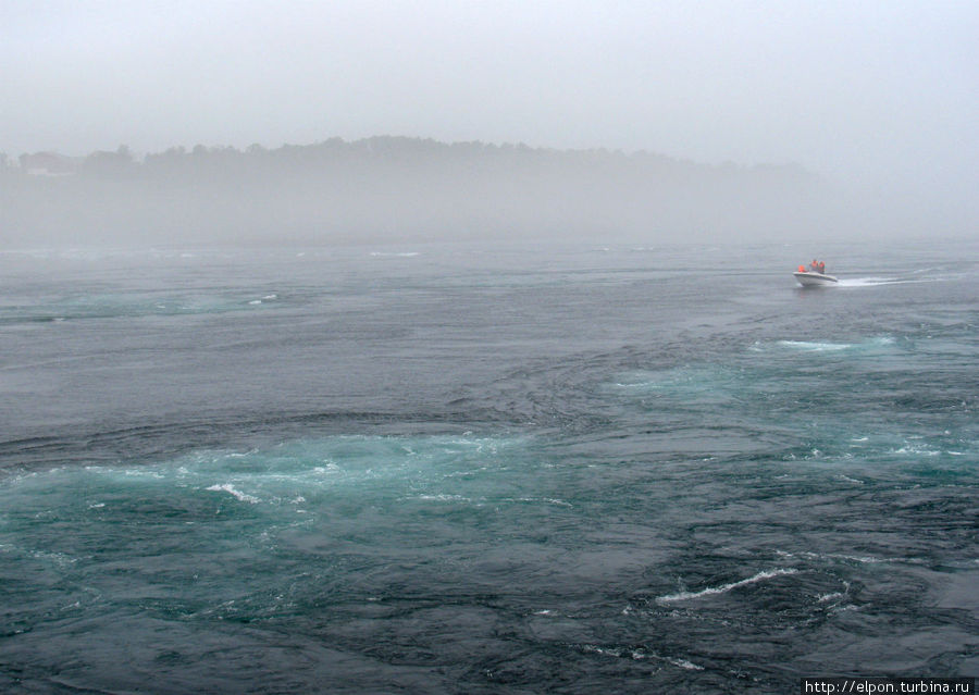 Экскурсионные моторные лодки проплывают по спокойной линии воды в середине между бурлящими водоворотами. Сальстраумен, Норвегия