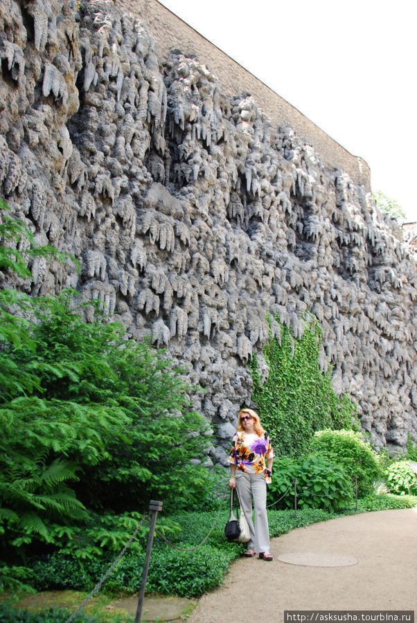 Карстовая стена в Вальдштейнском саду создана искусственно Прага, Чехия