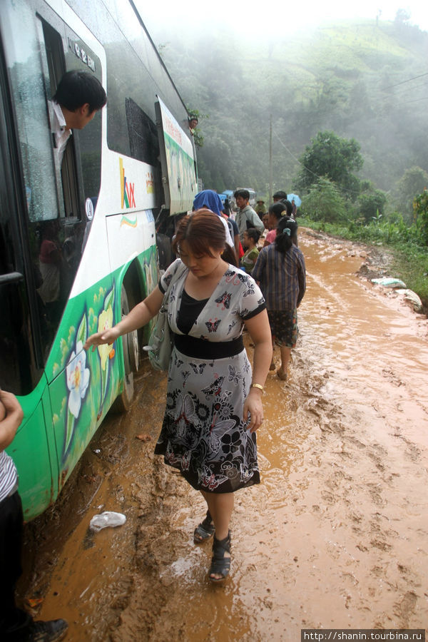 Сель на дороге. Однако, сезон дождей в разгаре. Лаос