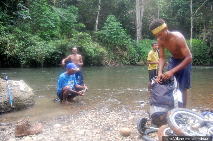 Тропа Кокода. Портеры купаются и стирают свои вещи в реке. Папуа-Новая Гвинея