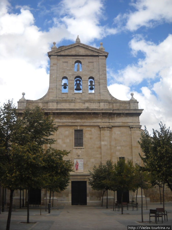Фасад церкви Паленсия, Испания