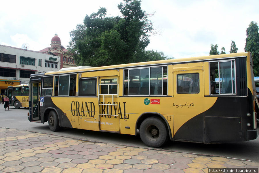 Автобус с рекламой виски Янгон, Мьянма