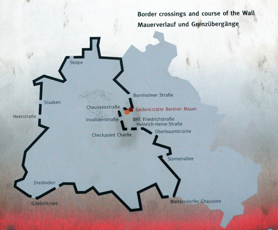 Западный Берлин был огороженным периметром на территории ГДР. Редкий случай, когда хотелось убежать не из застенок, а наоборот. Берлин, Германия