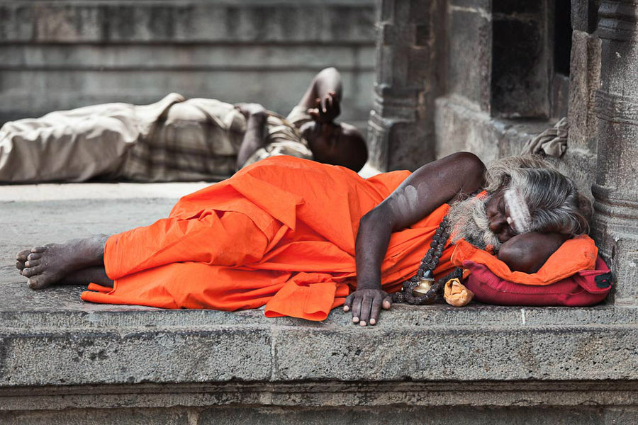 Отдыхающий садху в храме.  Тиручирапалли, штат Тамил Наду.

 Помолился Шиве, намазался пеплом из коровьего навоза вибути — и можно спать спокойно. Индия