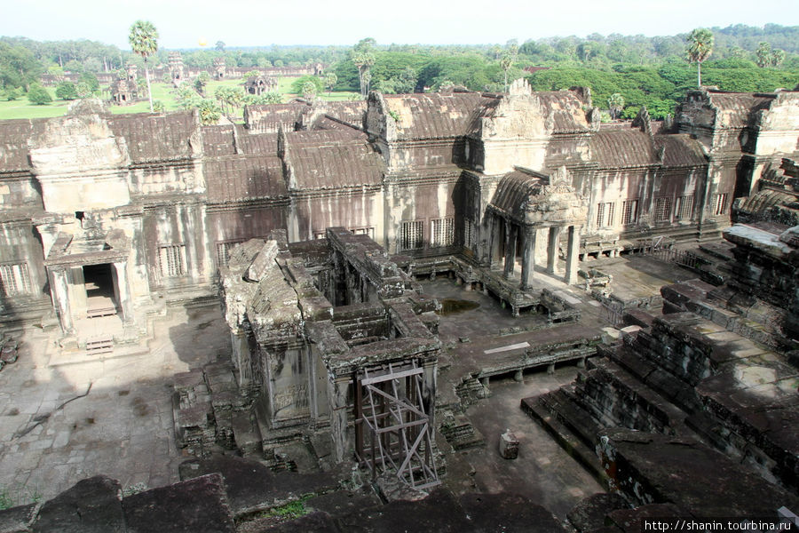 Вид со второго уровня на первый Ангкор (столица государства кхмеров), Камбоджа