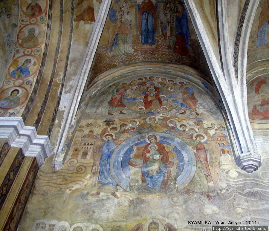 Центральной является фреска Успения Пресвятой Богородицы. Унив, Украина