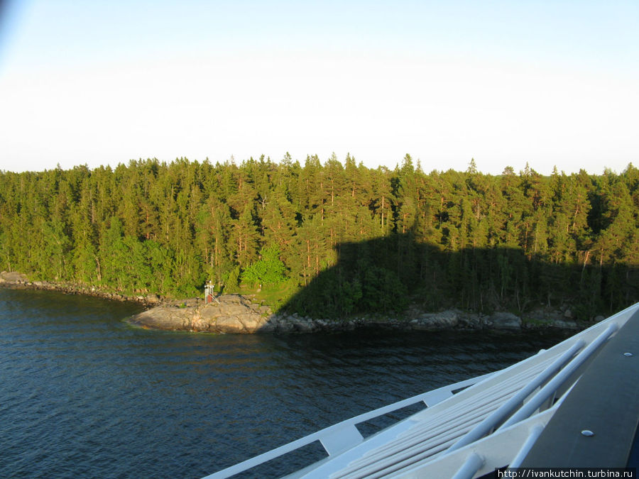 Гигантская тень от судна не помещается в проливе Хельсинки, Финляндия