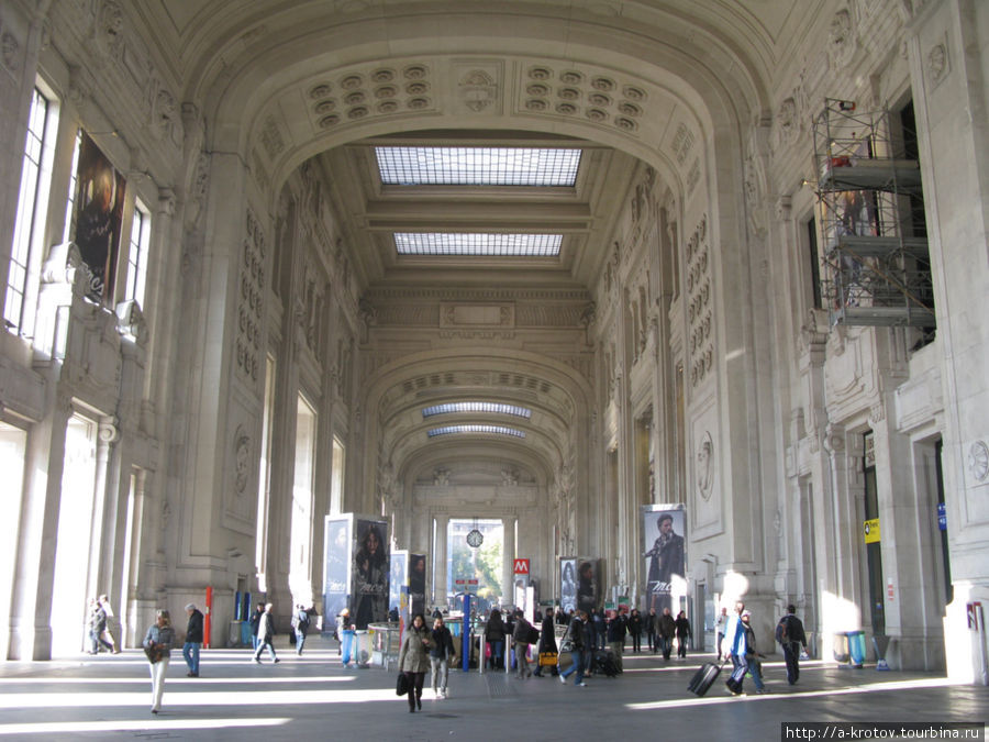внутренность большого и нефункционального вокзала Милан, Италия