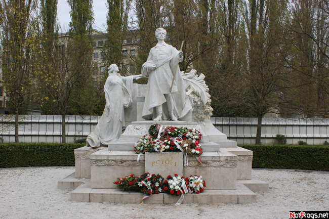 Памятник поэту и революци