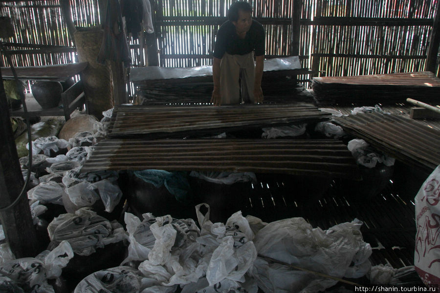В сарае с самогонным аппаратом Ньяунг-Шве, Мьянма