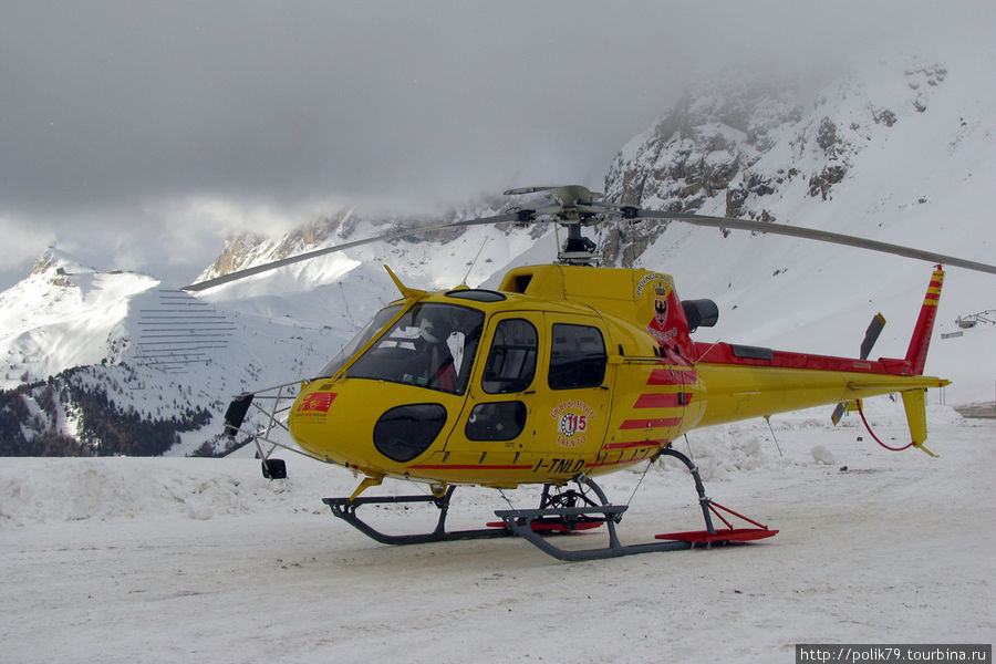 Вертолеты дежурят на Passo Podroi. Если кто поломается на склоне — сразу в больницу. Валь-ди-Фасса, Италия