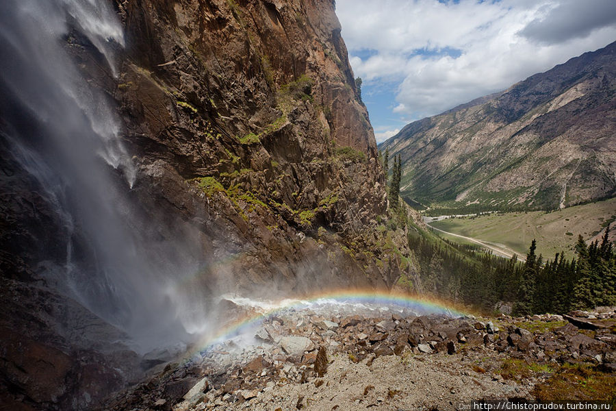 Один из водопадов с видом на долину Барскаун. Ох, ну и находился я там по горам... Киргизия