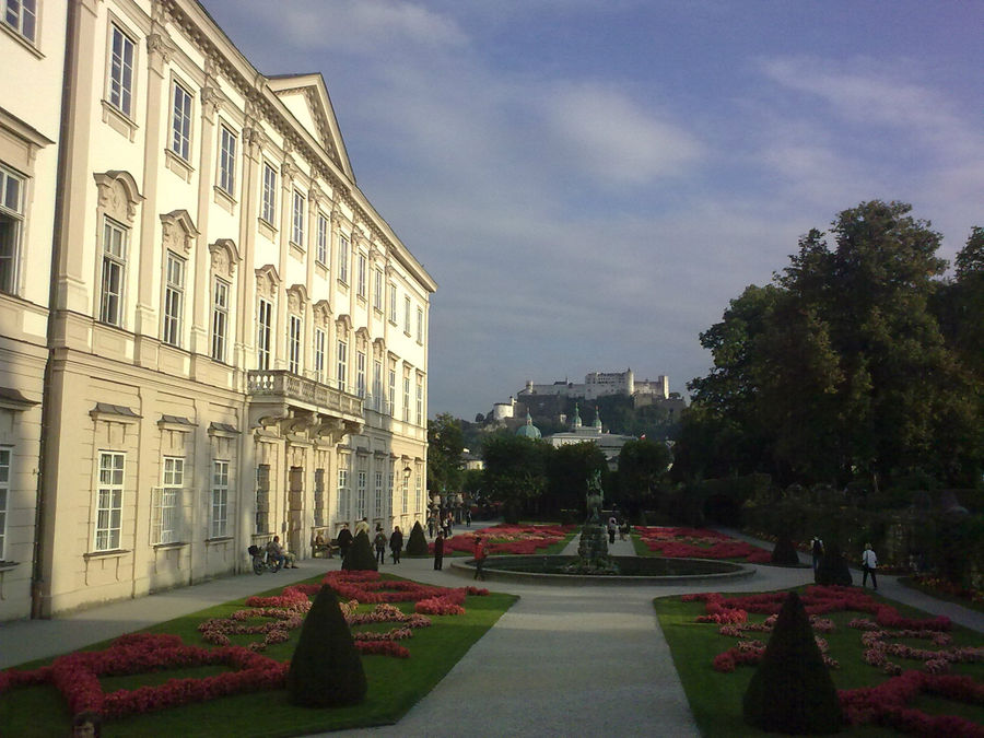 Слева Дворец Мирабель, прямо по курсу крепость Хоэнзальцбург. Зальцбург, Австрия