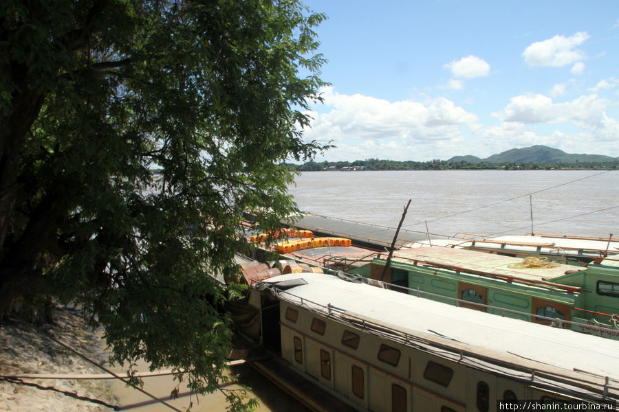 Набережная на реке Чиндвин Монива, Мьянма