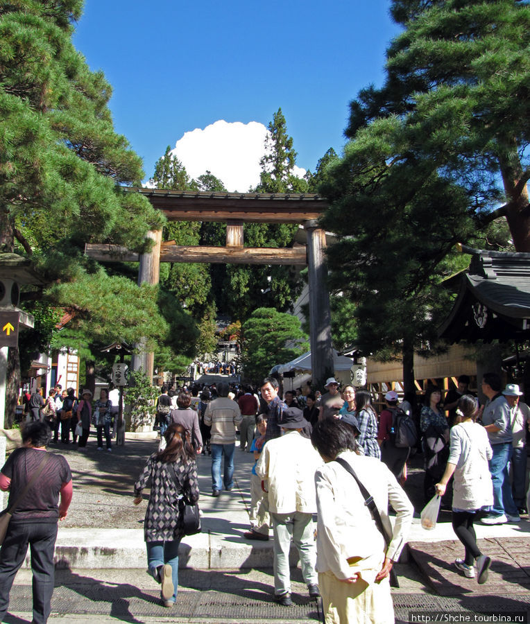 вход в храм  Sakurayama Hachiman Shrine Такаяма, Япония