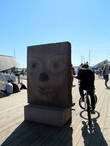 Современное искусство — не такая уж бесполезная вещь. Вот эта скульптура с набережной Акер Брюгге прекрасно справляется с ролью подставки для велосипедистов.