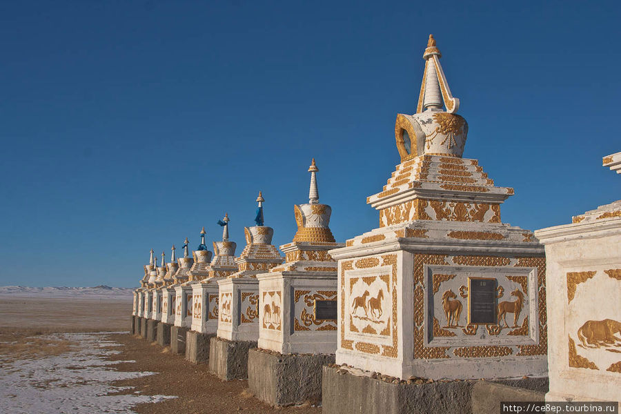 ...и в другую. Но здесь уже видны таблички Увэр-Хангайский аймак, Монголия