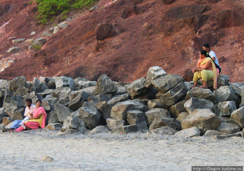 Индйские парочки вечерами сидят на пляже Варкала, Индия