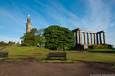 Рядом стоит недостроенный Национальный монумент, поставленный в память о шотландцах, погибших при войне Британии с Наполеоном.