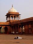 Мечеть Джама Масджид.
В Индии если человек хочет спать, то он ложится там, где ему удобно и это вполне нормально.