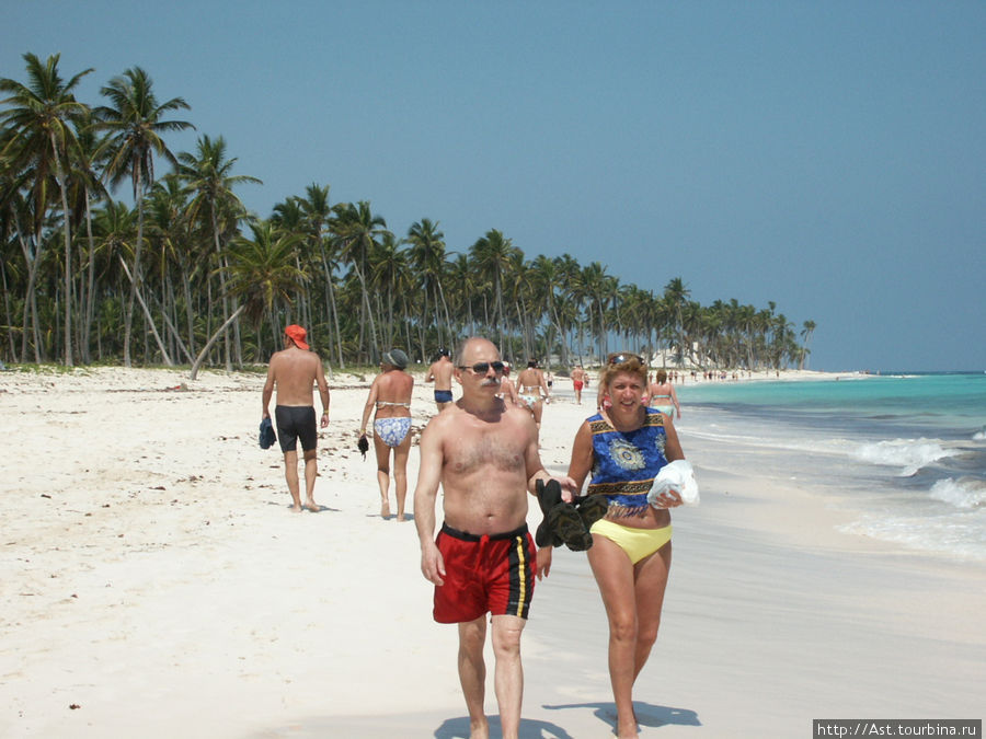Для туристов самое огромное приключение, гулять по пляжу из края в край. На мой взгляд чистого песка около пяти километров. Пунта-Кана, Доминиканская Республика