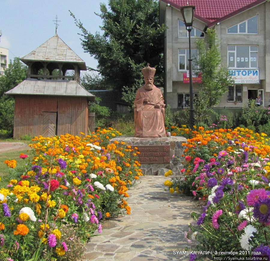 Памятник А. Шептицкому установлен рядом со старой деревянной колокольней Галич, Украина