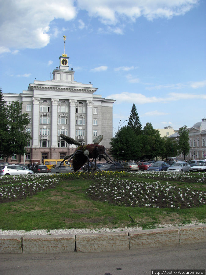 Здание на заднем плане, по-моему, министерство сельского хозяйства Башкортостана. Уфа, Россия