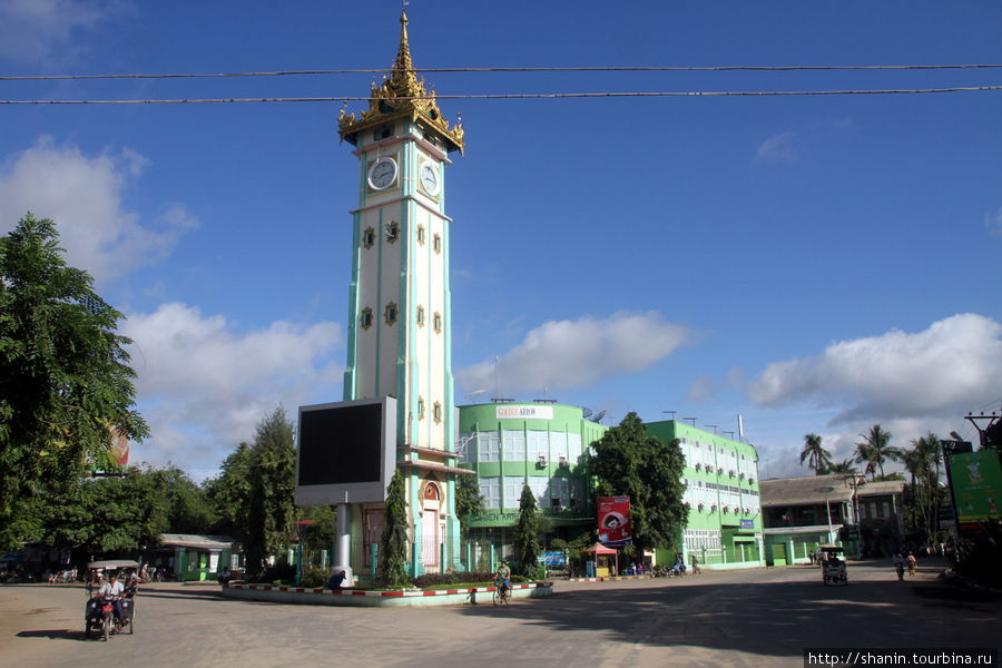 Центральная площадь и башня с часами Монива, Мьянма